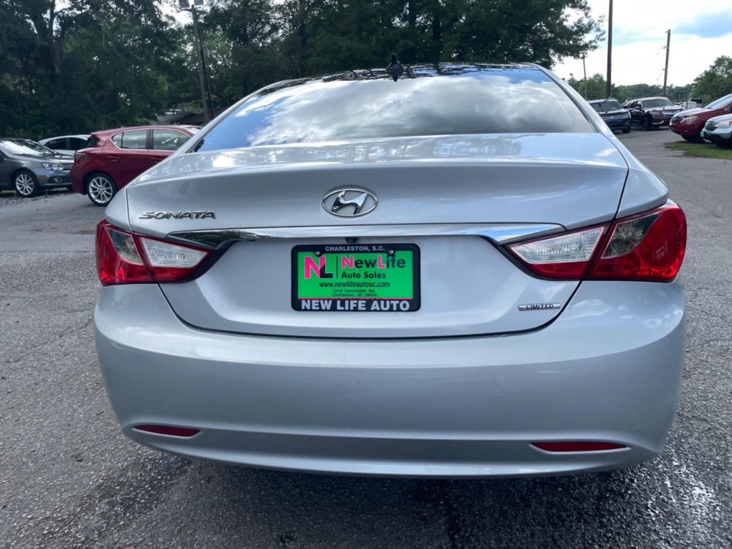 2013 SILVER HYUNDAI SONATA SE (5NPEC4AC6DH) with an 2.4L engine, Automatic transmission, located at 5103 Dorchester Rd., Charleston, SC, 29418-5607, (843) 767-1122, 36.245171, -115.228050 - Clean Interior with Leather, Double Sunroof, Navigation, Backup Camera, CD/AUX/Sat/Bluetooth, Dual Climate Control, Power Everything (windows, locks, seats, mirrors), Heated Seats, Push Button Start, Keyless Entry, Alloy Wheels. Local Trade-in!! Located at New Life Auto Sales! 2023 WINNER for Post - Photo#5